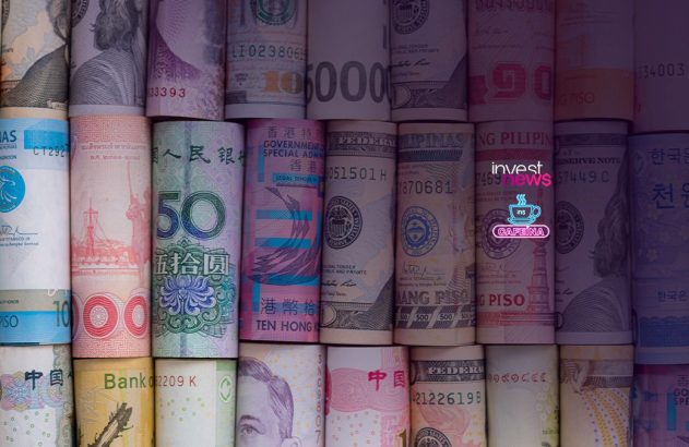 Cédulas de dinheiro de diversos países enroladas verticalmente, com logotipos "invest news" e "ins CAFEINA".