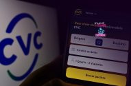 Logo CVC e tela digital com formulário de cadastro ou login no app da CVC.