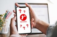 Mãos seguram smartphone exibindo o logo da Renner e vários pontos de interrogação na tela.