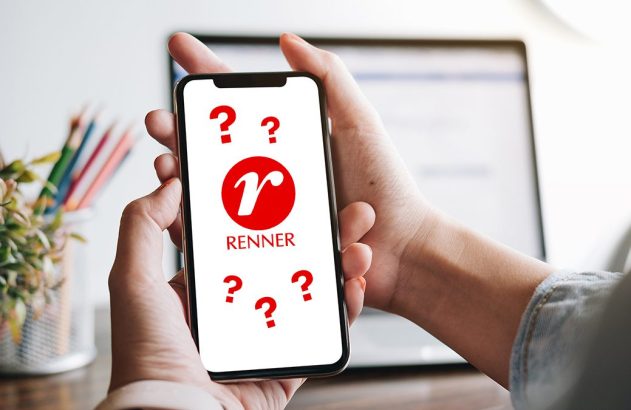 Mãos seguram smartphone exibindo o logo da Renner e vários pontos de interrogação na tela.