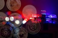 Moedas de cripto em destaque. Fundo com luzes borradas vermelhas, azuis e roxas.