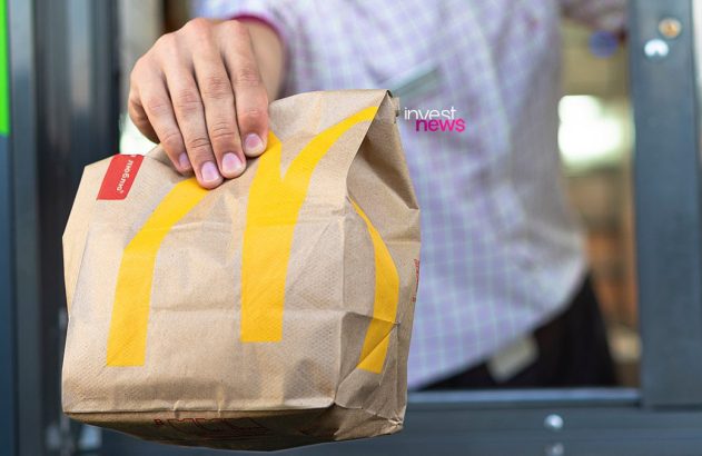 Mão de entregador segura um pacote do McDonald's