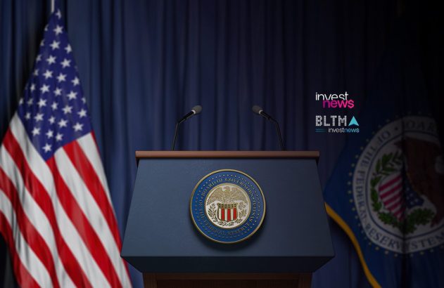 Púlpito azul com selo do Federal Reserve, microfones, bandeira dos EUA e bandeira do Federal Reserve ao fundo.