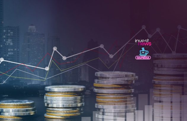 Pilhas de moedas e gráficos financeiros sobre skyline, ilustrando crescimento de investimento. Logos Investnews e Cafeína.