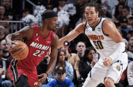 Jimmy Butler (Heat) dribla a bola contra Aaron Gordon (Nuggets) durante jogo de basquete