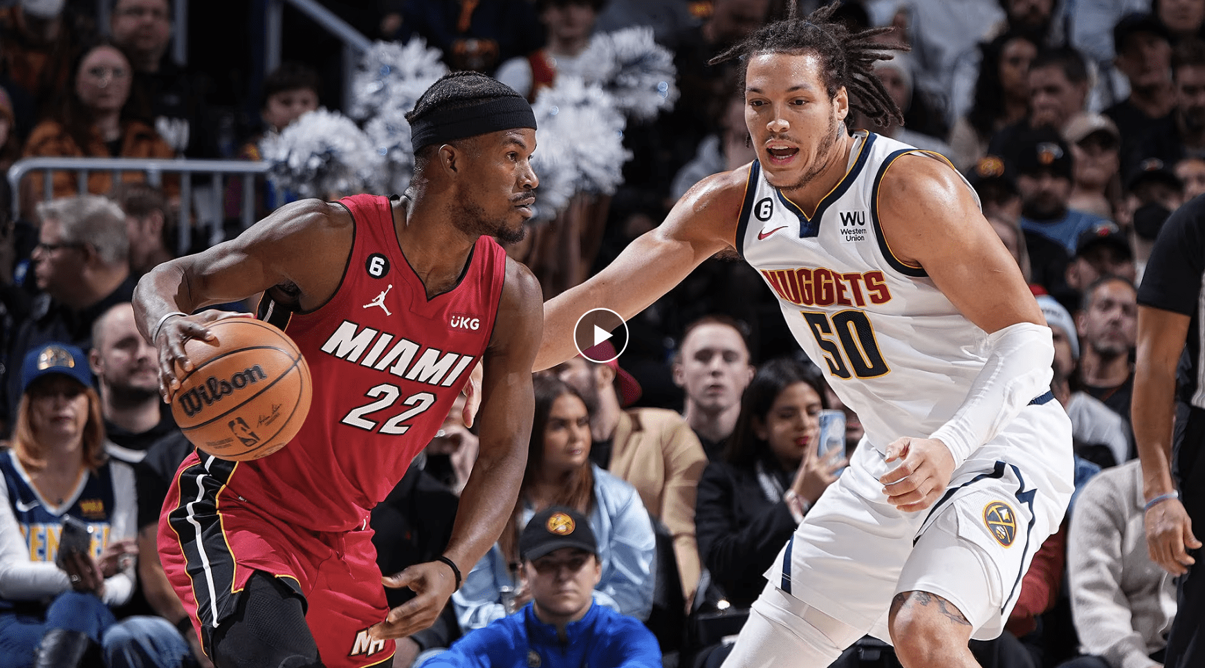 Jimmy Butler (Heat) dribla a bola contra Aaron Gordon (Nuggets) durante jogo de basquete