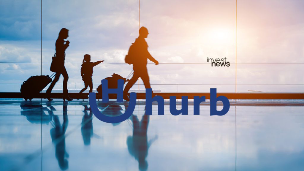 Silhuetas de família andando em aeroporto com malas e o logo Hurb.