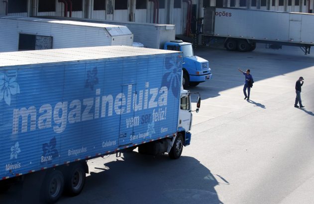 Caminhão do Magazine Luiza.