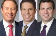 Três retratos de homens sorrindo em ternos e gravatas.
