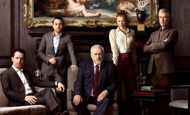 Retrato da família Roy em Succession. Logan sentado, os outros 4 personagens em pé ao redor, em sala luxuosa.