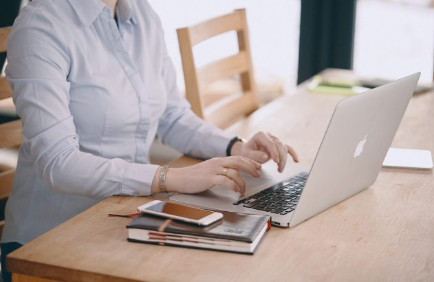 Mulher no computador, em foto ilustrativa (Foto: Bartek Zakrzewski por Pixabay)