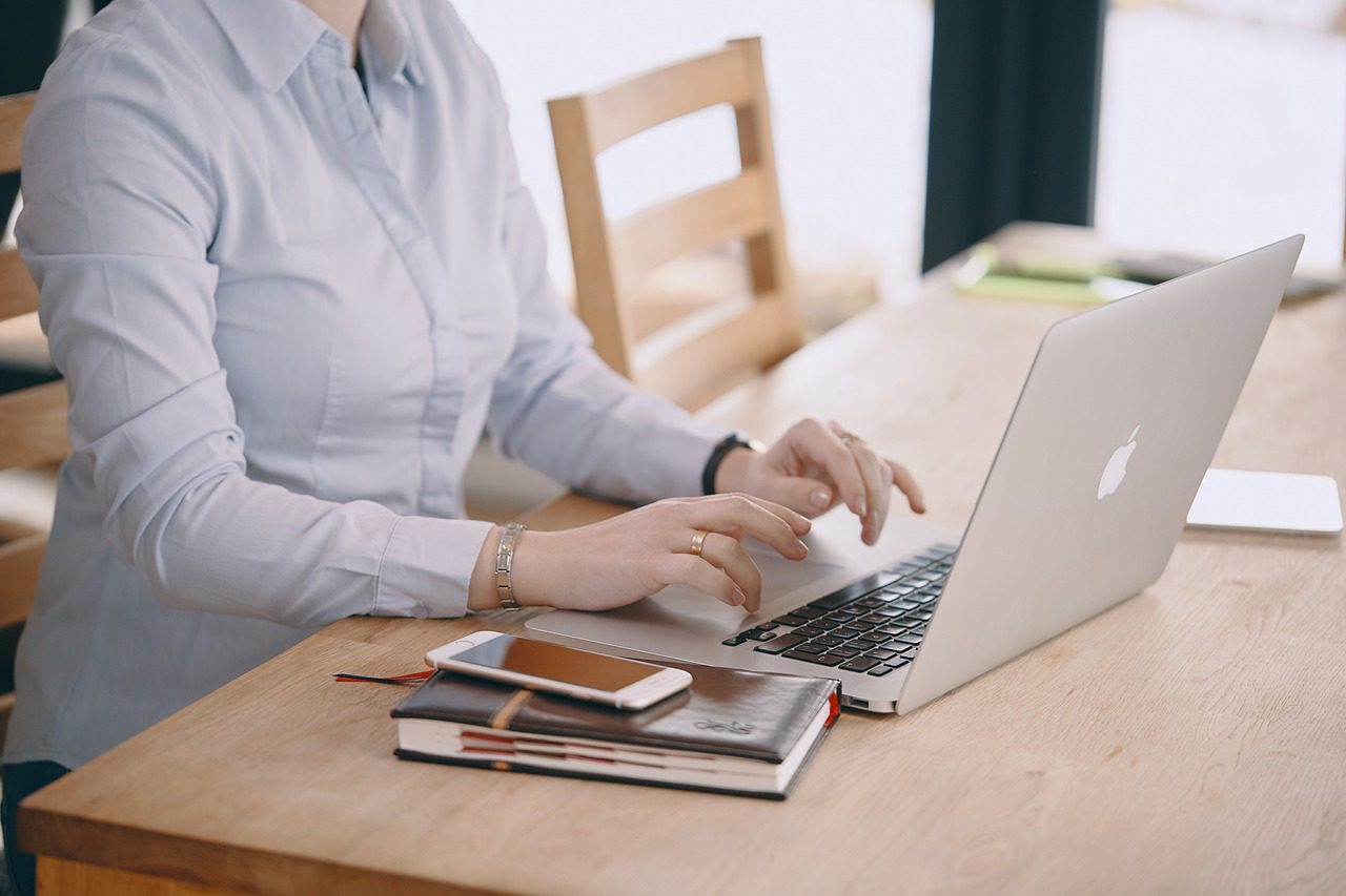 Mulher no computador, em foto ilustrativa (Foto: Bartek Zakrzewski por Pixabay)