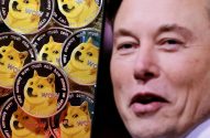 Elon Musk ao lado de moedas físicas Dogecoin, com o cão Shiba Inu e "WOW" em destaque.