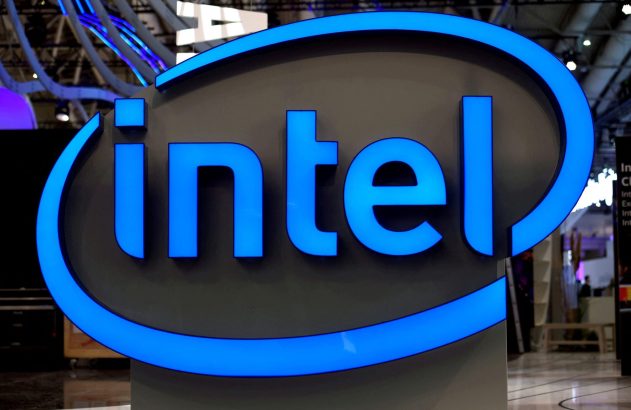 Logotipo azul e iluminado da Intel, exibido em um estande de evento.