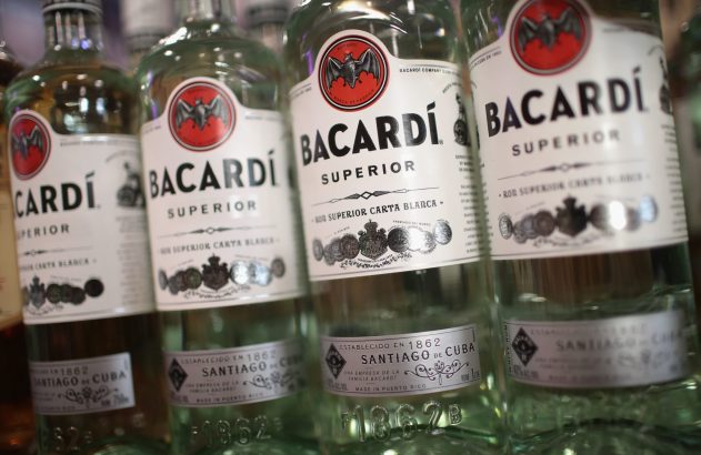 Quatro garrafas de rum Bacardi Superior com rótulos brancos e logo vermelho, alinhadas.