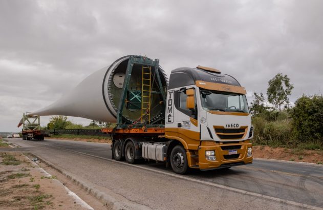 Grandes caminhões transportam peças de turbinas eólicas para os parques eólicos em expansão perto do Morro do Chapeu, Bahia (Foto: Maria Magdalena Arrellaga/Bloomberg)