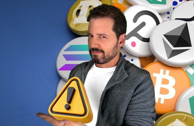 Homem segura aviso amarelo em fundo azul com logos de criptoativos, como Bitcoin e Solana.