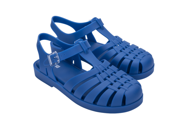 Par de sandálias azuis estilo pescador.