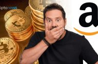 Homem surpreso cobrindo a boca, com Bitcoins e o logo da Amazon.