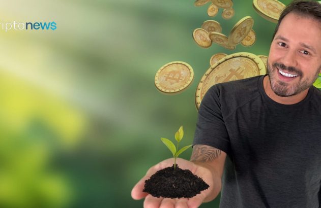 Homem sorrindo segura solo. Moedas caindo e plantas brotando em fundo verde ensolarado.