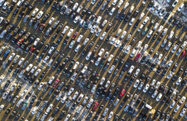 Vista aérea de um estacionamento de carros