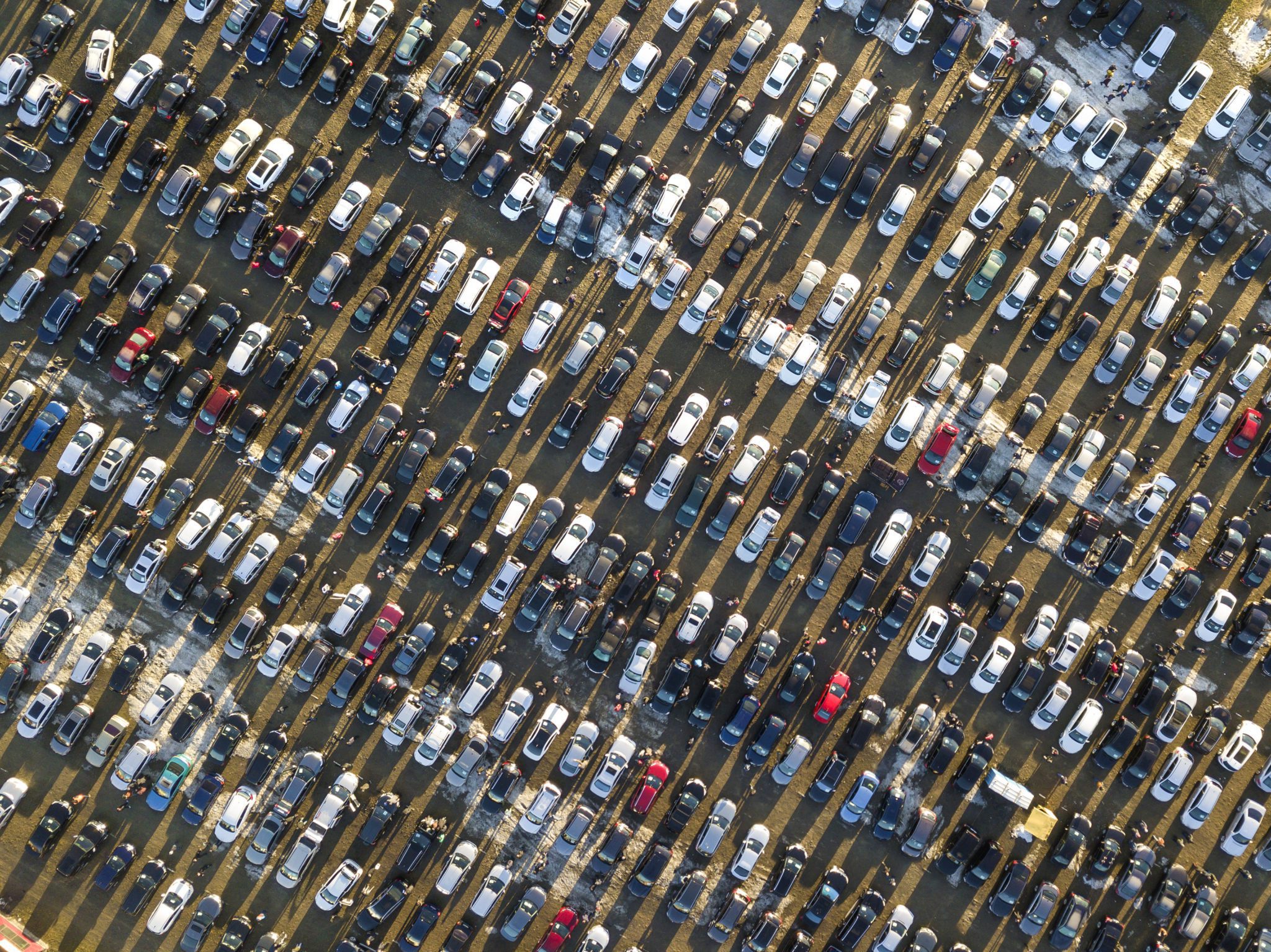 Vista aérea de um estacionamento de carros