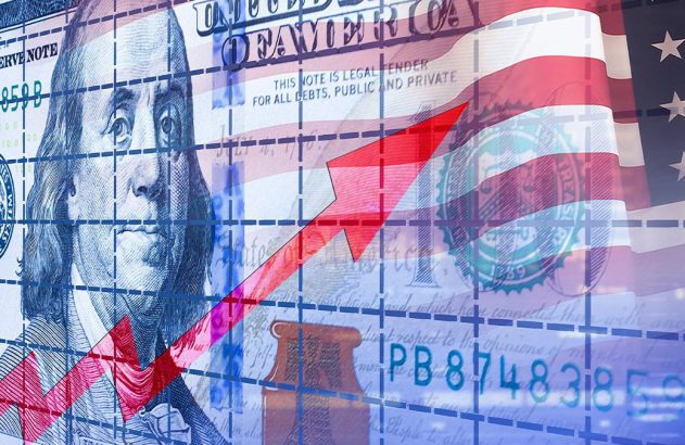 Dólar e bandeira dos EUA com seta ascendente em gráfico: crescimento econômico.