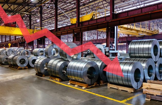 Fábrica com bobinas de metal e seta vermelha de queda. Indústria em declínio.