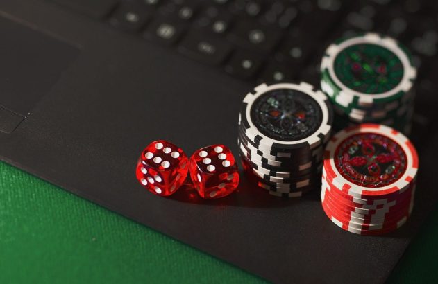 Jogo de azar online (Foto: Aidan Howe por Pixabay)