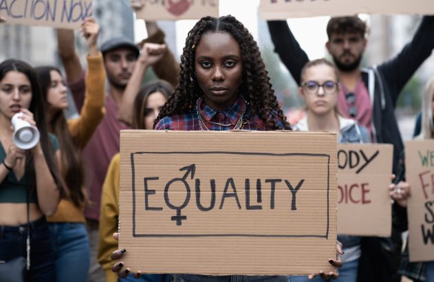 Grupo multiracial em protesto em imagem ilustrativa Por baffos