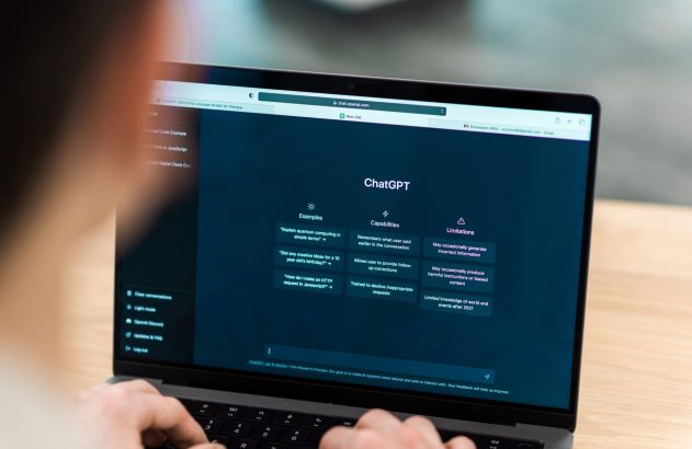 Pessoa digitando em laptop com ChatGPT aberto, exibindo exemplos, capacidades e limitações.