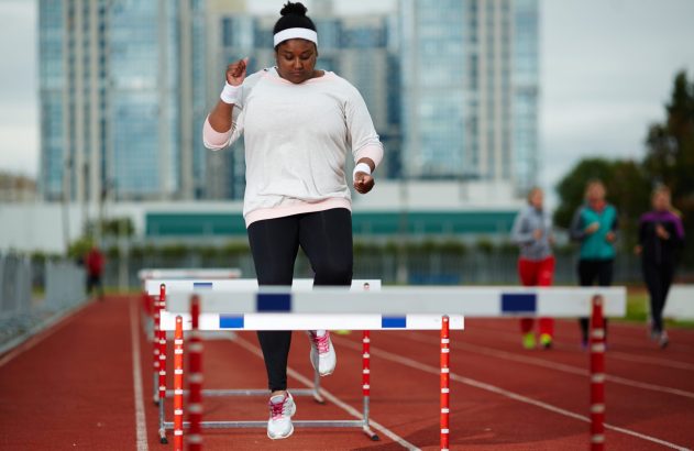 Mulher em uma pista de corrida com obstáculos