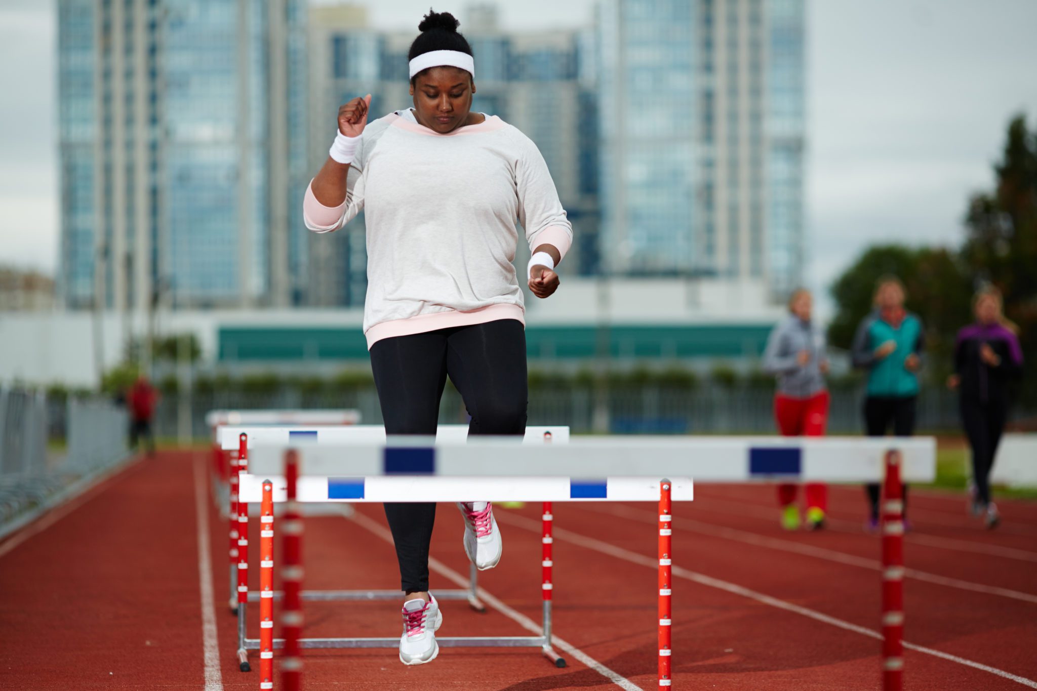 Mulher em uma pista de corrida com obstáculos