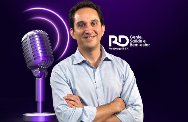 Homem sorrindo, braços cruzados, ao lado de microfone. Fundo roxo com ondas de som. Logo RaiaDrogasil à direita.
