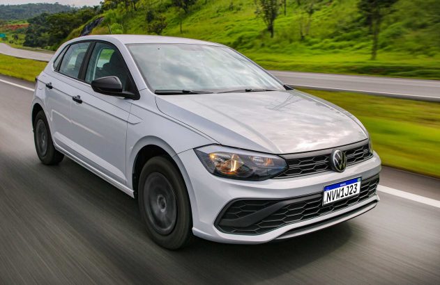 VW Polo branco dirigindo na estrada.