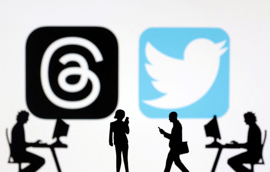 Silhuetas de pessoas usando eletrônicos e logos de apps (um @, um Twitter) em fundo branco.
