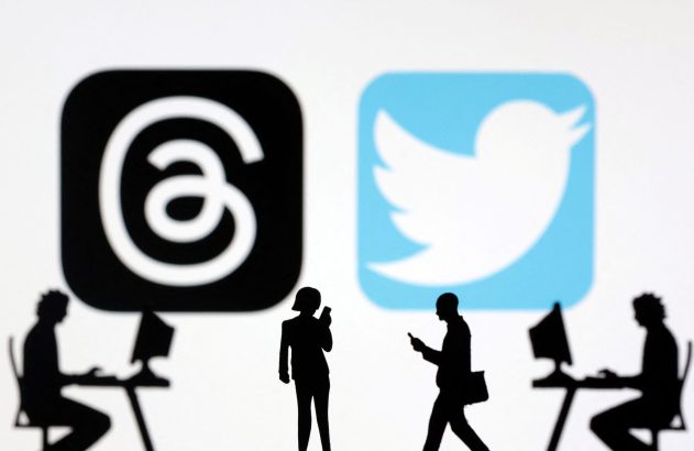 Silhuetas de pessoas usando eletrônicos e logos de apps (um @, um Twitter) em fundo branco.