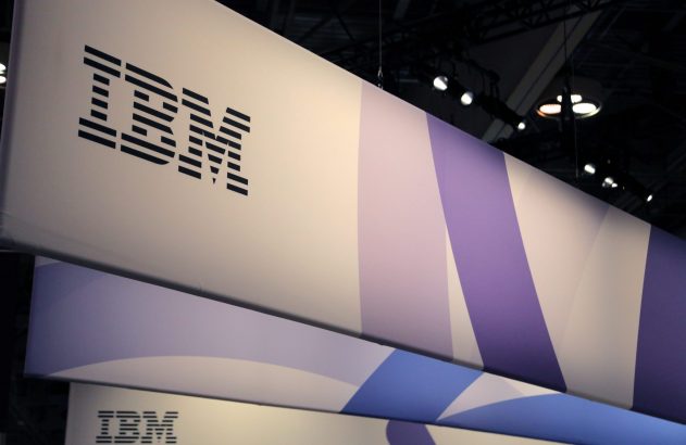 Banners suspensos da IBM com logo listrado em preto e desenhos abstratos em roxo, branco e azul.