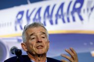 Michael O'Leary, CEO da Ryanair, fala ao microfone. Logo da empresa desfocado ao fundo.