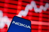 Smartphone com logo Nokia em tela azul e fundo desfocado vermelho com gráfico branco.