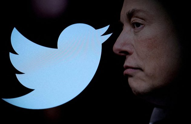 Elon Musk, de perfil, com o logo azul e iluminado do Twitter.