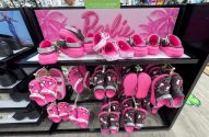 Expositor rosa da Barbie com chinelos e pantufas em diversos modelos.