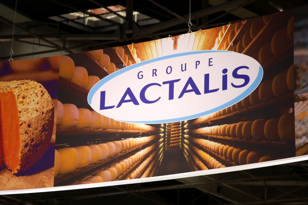 Banner do Groupe Lactalis mostra queijos em prateleiras e um queijo cortado.