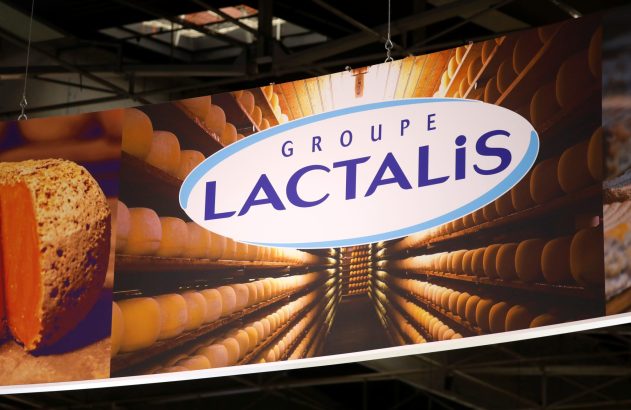 Banner do Groupe Lactalis mostra queijos em prateleiras e um queijo cortado.