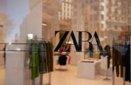 Loja Zara vista pela vitrine de vidro com o logo ZARA em destaque.