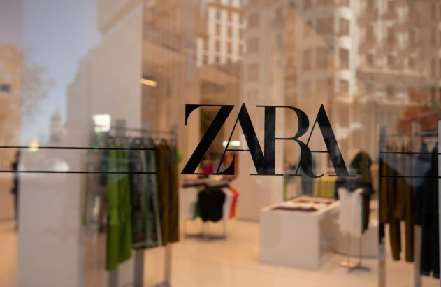 Loja Zara vista pela vitrine de vidro com o logo ZARA em destaque.
