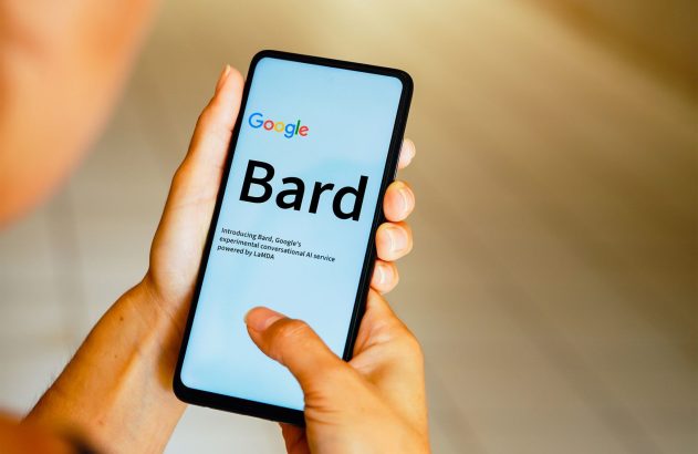 Mãos seguram smartphone com 'Google Bard: serviço experimental de IA' na tela, um dedo toca a tela.