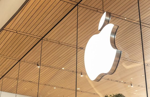 Logo da Apple em Led, atrás de uma tela de vidro, ilustrando o tema "história da apple"