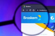 Lupa sobre monitor exibindo a página inicial da Braskem.