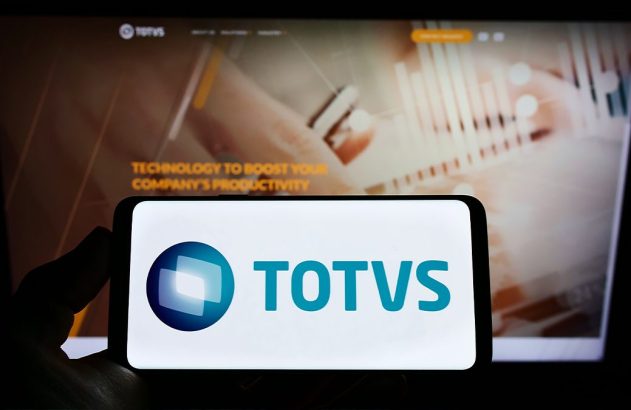 Logo da TOTVS em tela de celular
